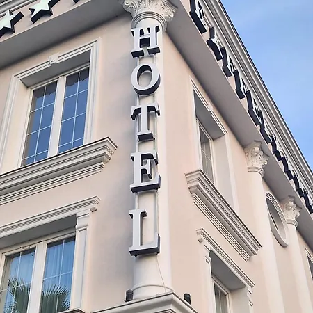 Eiffel Hotel Yrshek